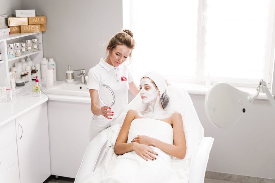 offre black friday institut de beauté, esthéticienne appliquant un soin visage en cabine