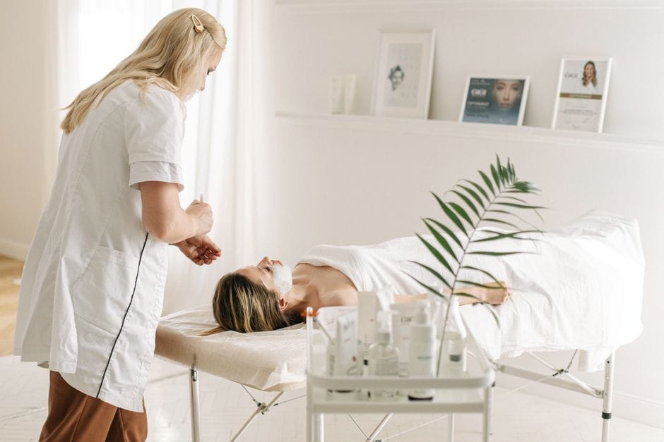 Publicité institut de beauté, esthéticienne réalisant un soin du visage en cabine